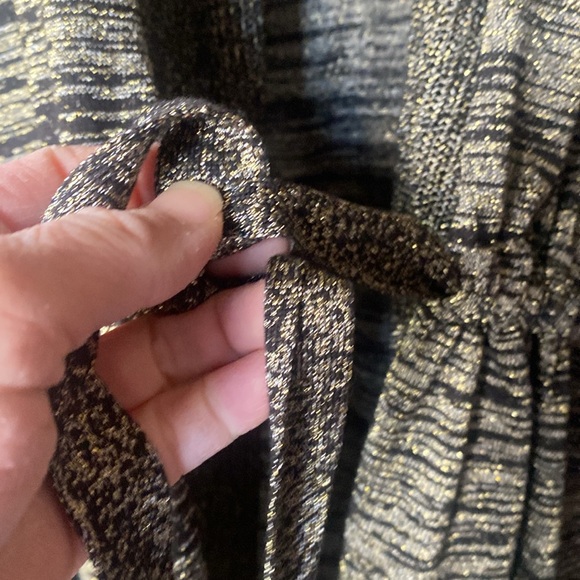 Jones NY size XL top. Approximately 29 inches long. Gold & black. Nice condition - Picture 3 of 7